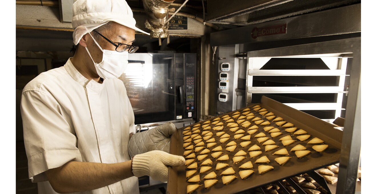 職人が商品の焼きあがりを確認している写真