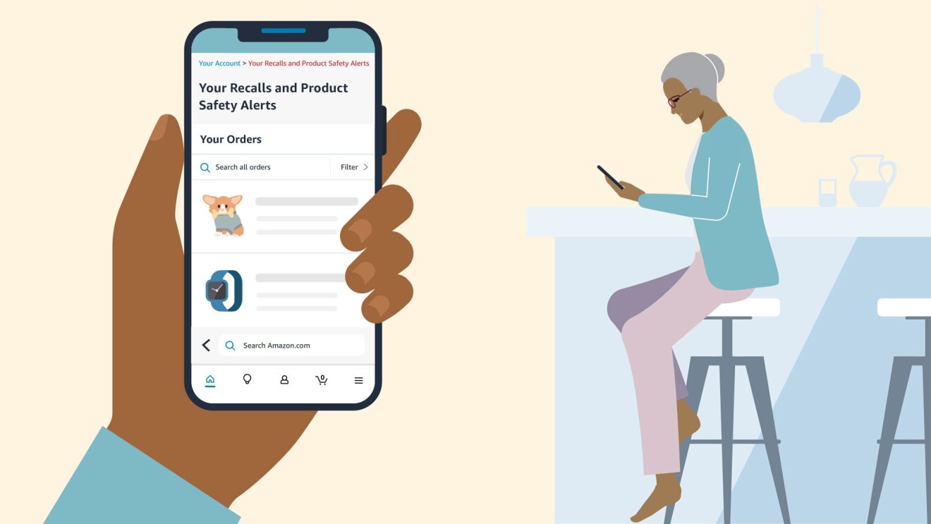 图形图像的一个老女人看着她的电话,她坐在厨房柜台。她的手机屏幕显示“你的召回和产品安全警报”页面。