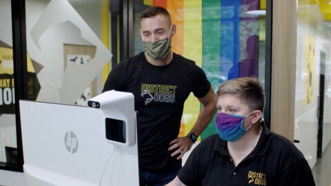 小企业主的形象在他们的业务在亚马逊的第二总部。