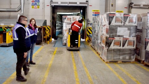 亚马逊员工通过叉车将捐赠物品装上卡车。