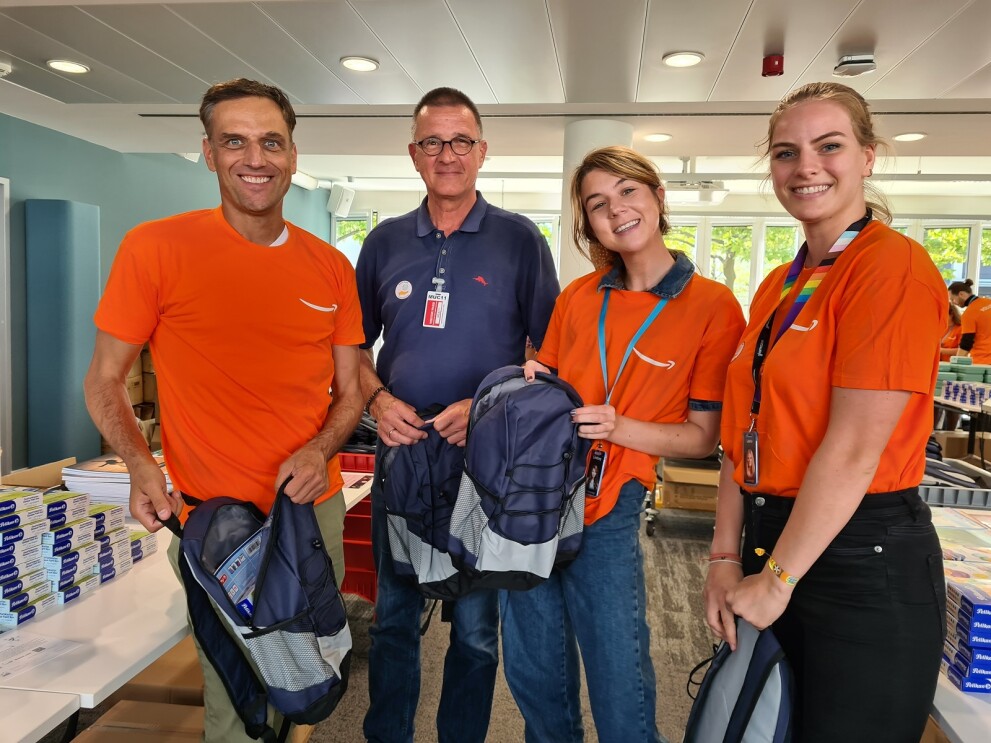 Amazon_Mitarbeiter:innen engagieren sich bei der Aktion "Backto school" und packen Schulutensilien für sozial benachteiligte Kinder.