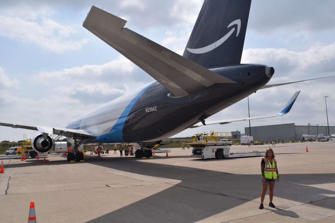 An image of a Kentucky Air hub employee working with the equipment in the loading zone.