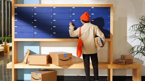 Hombre recogiendo un paquete.