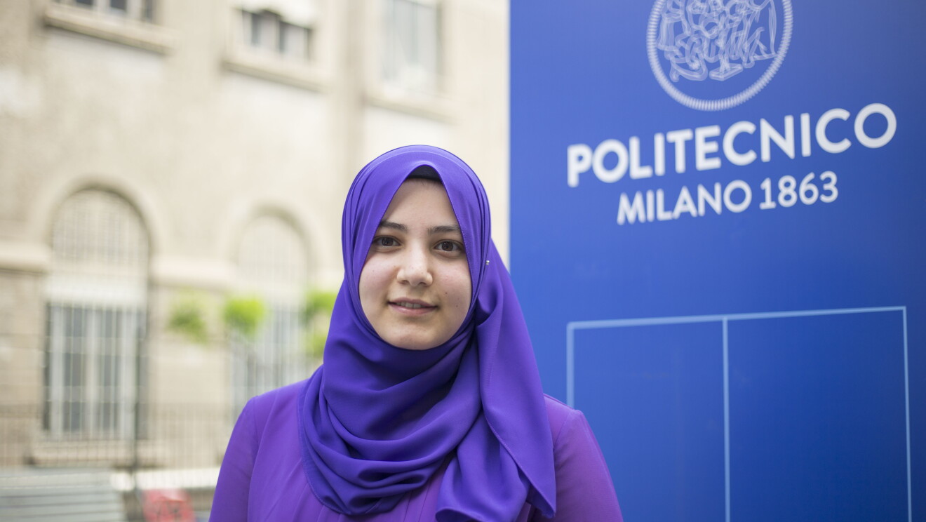 Rania Zaed, una delle vincitrici della borsa Women in Innovation di Amazon, davanti a un'insegna del politecnico di Milano