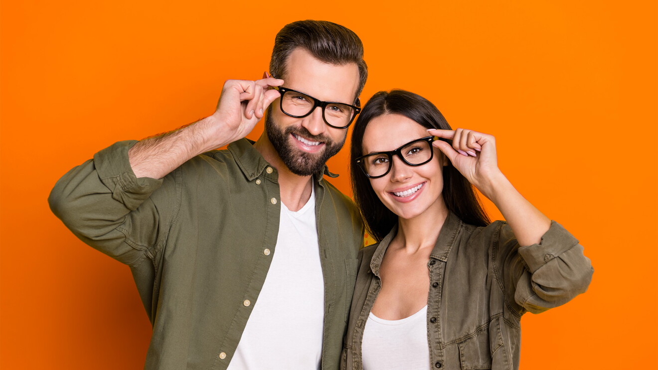 Eine Frau und ein Mann mit Brillengläsern. 