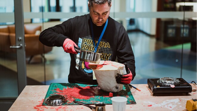 来自“驻馆艺术家”项目的艺术家在各自的艺术作品中工作。