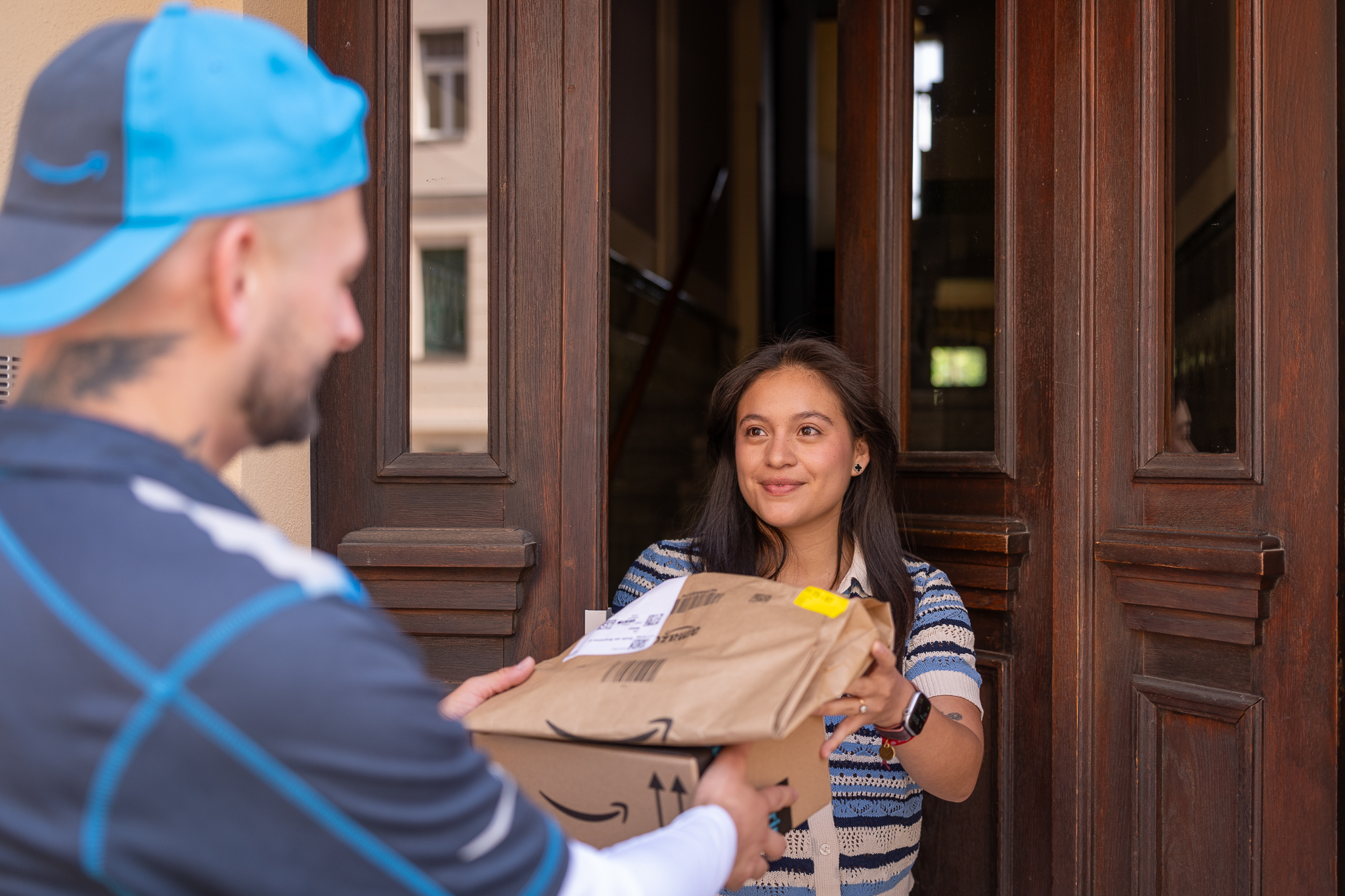 Amazon Lieferpartner übergibt Pakete an Kundin
