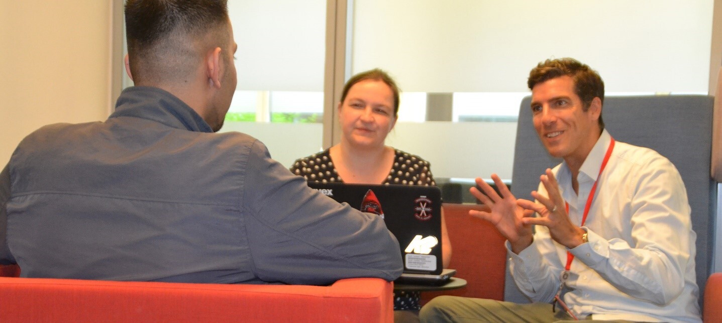 Florian Böhme, Manuela Bohm und Jamal im Gespräch.