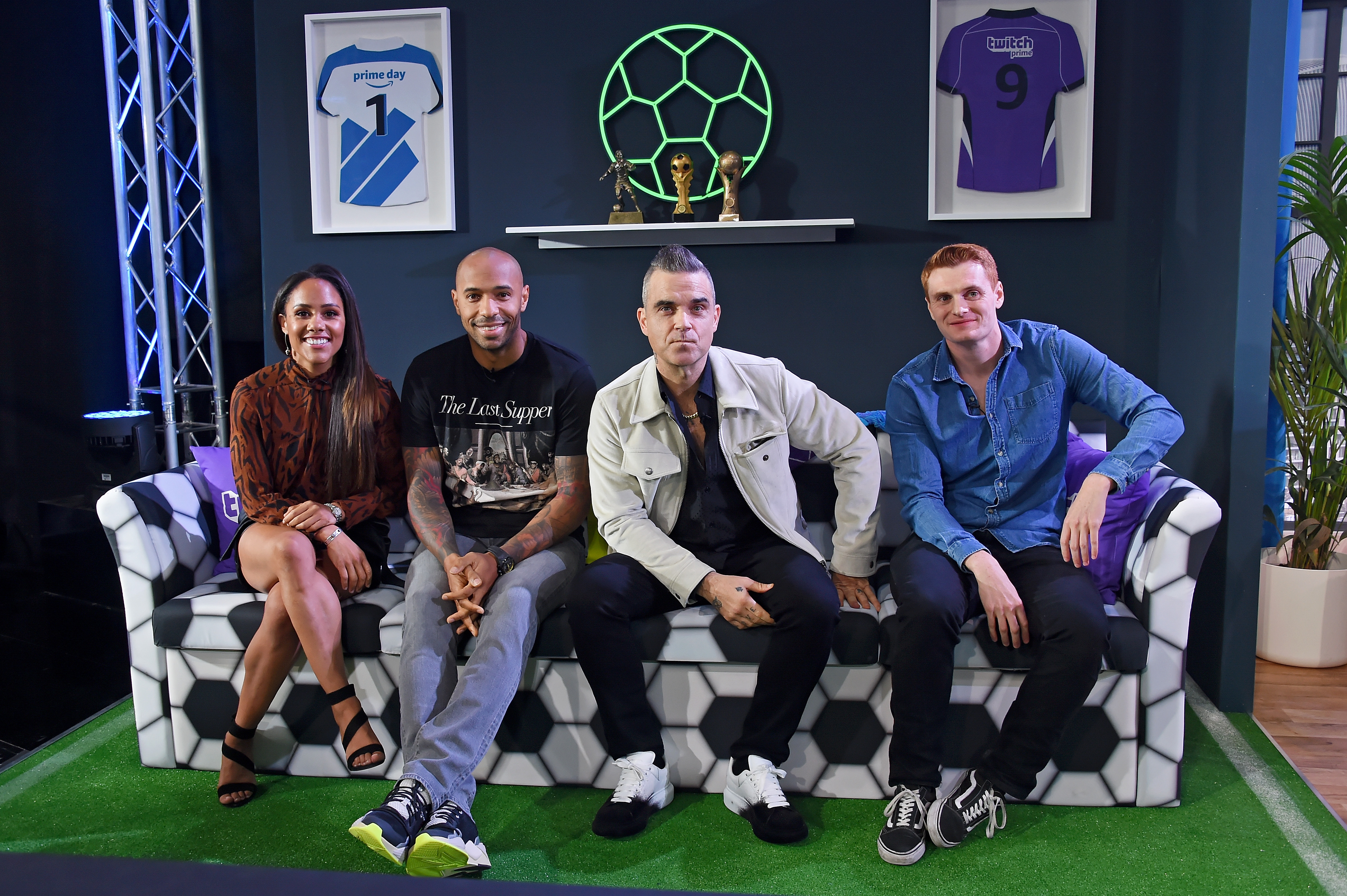 Alex Scott, Thierry Henry, Robbie Williams und CapGunTom blicken herausfordernd in die Kamera