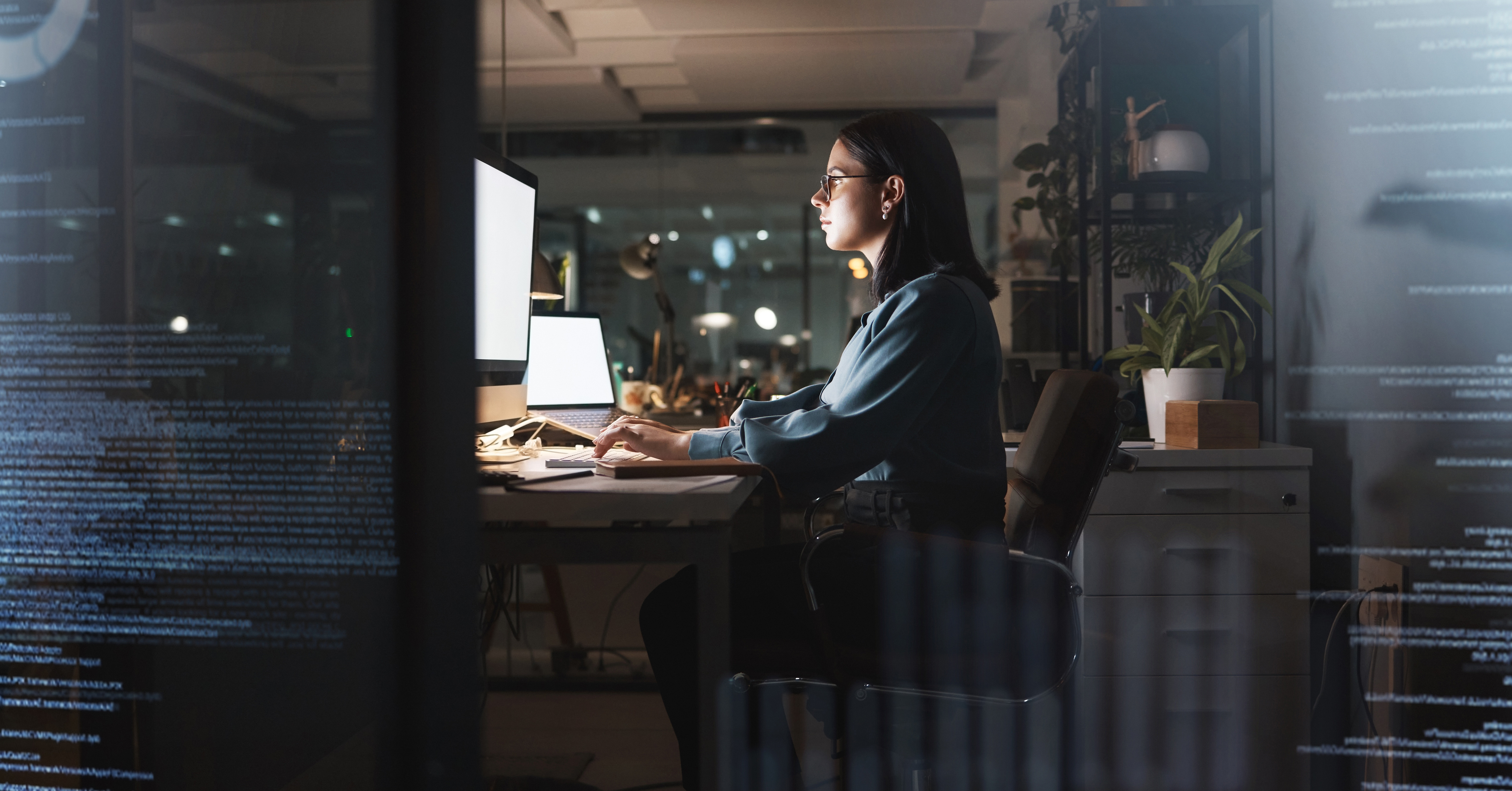 Bilder von Menschen, die an Computern arbeiten
