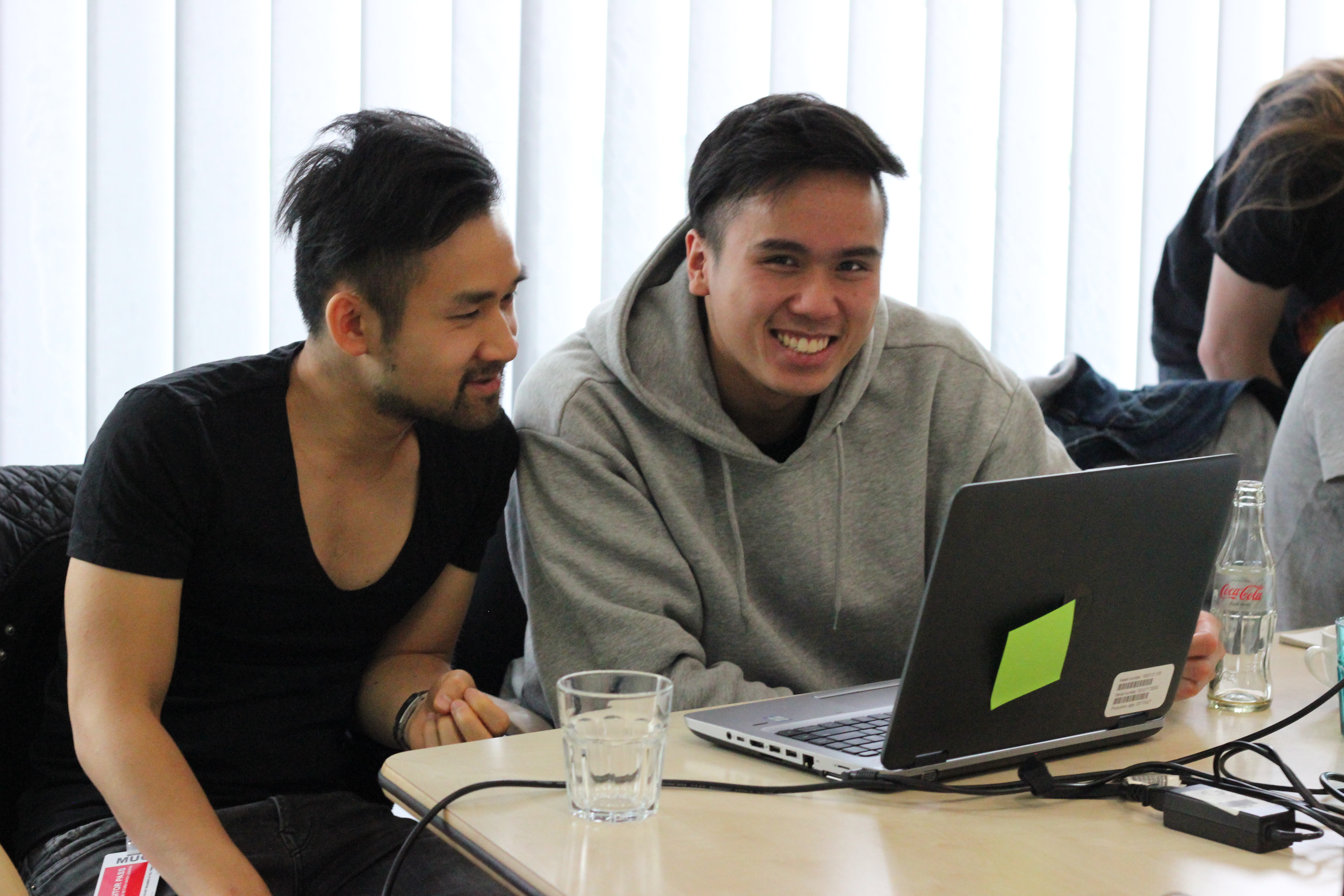 Tuan Hoang mit anderen Teilnehmern lachend beim Workshop 
