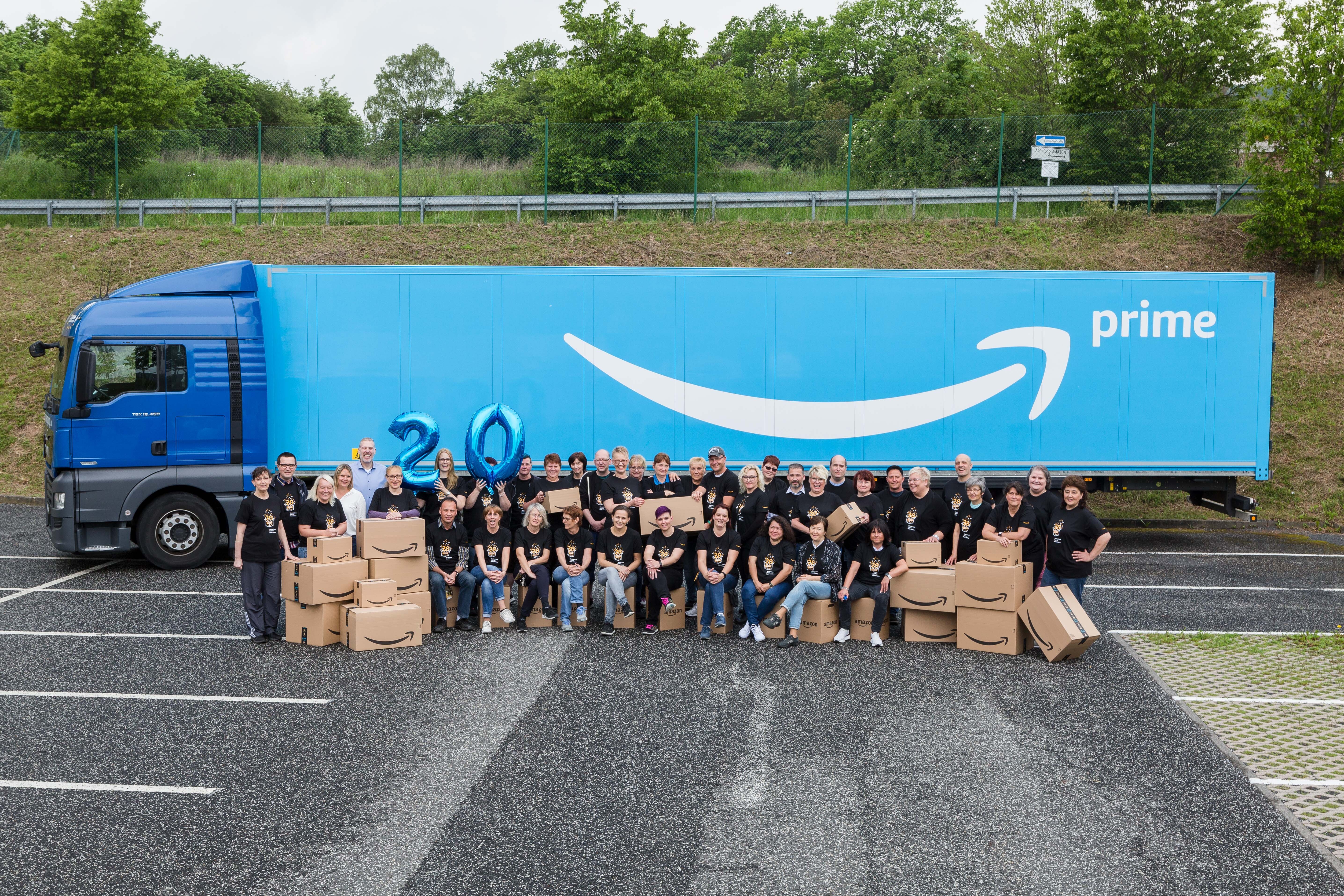 Gruppenbild vor einem Prime Lkw mit den Amazon Jubilaren