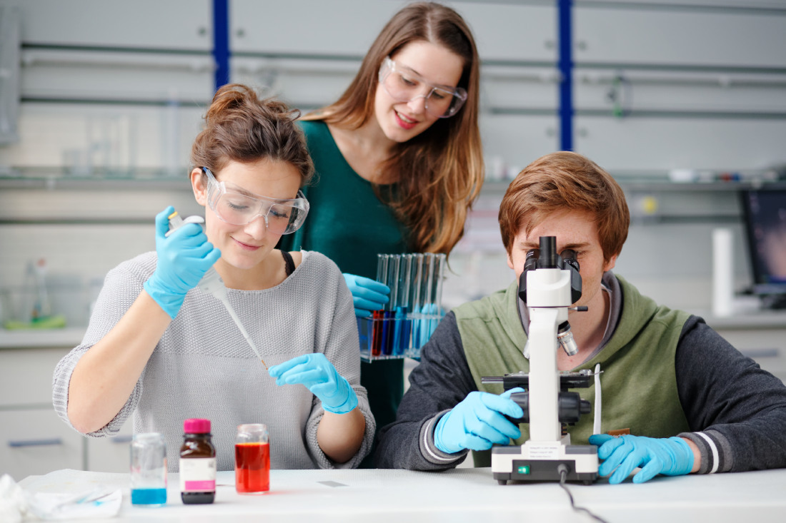 Schüler experimentieren im Chemielabor