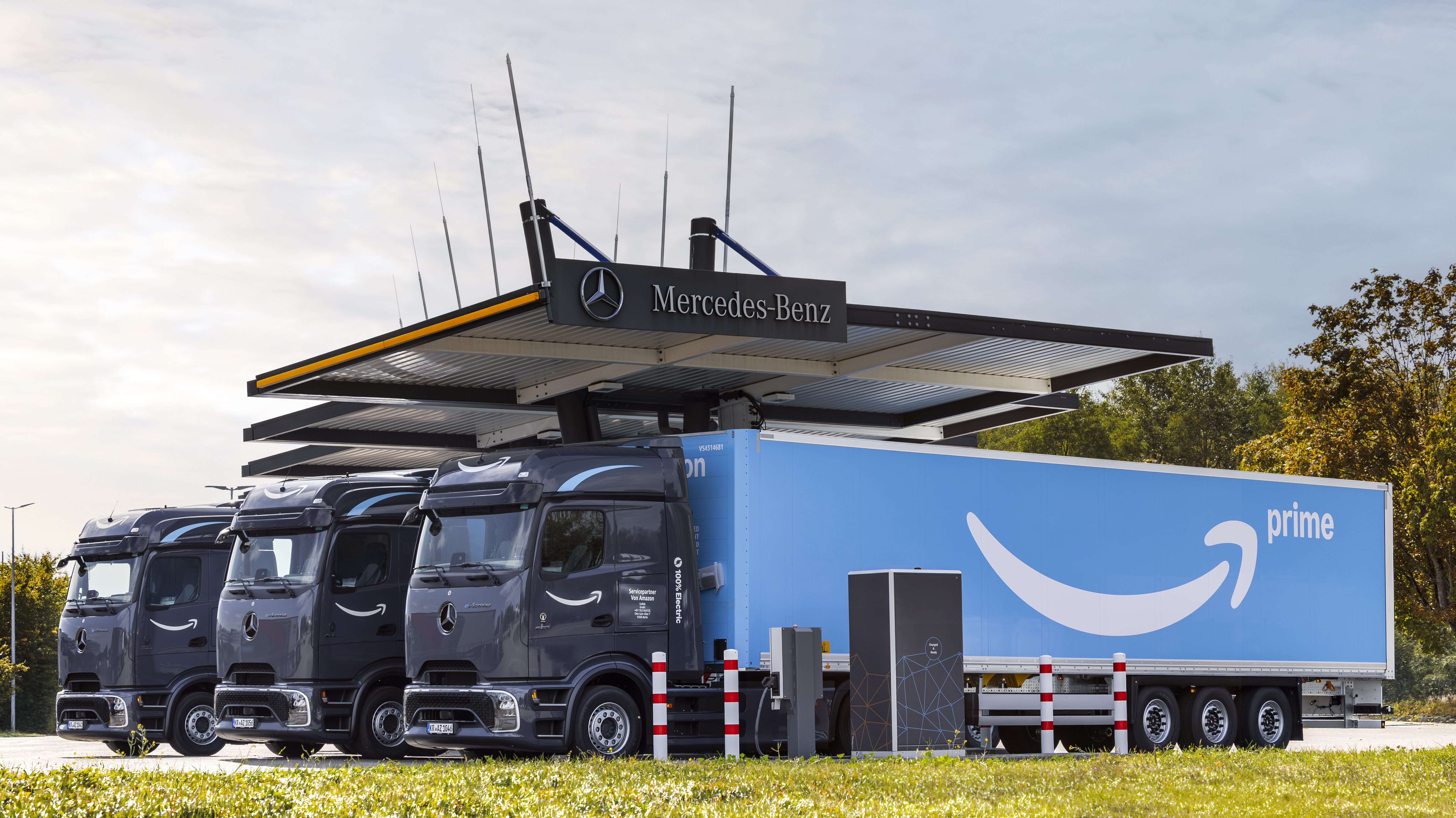 eActros 600 Mercedes Benz Trucks mit Amazon Prime Logo