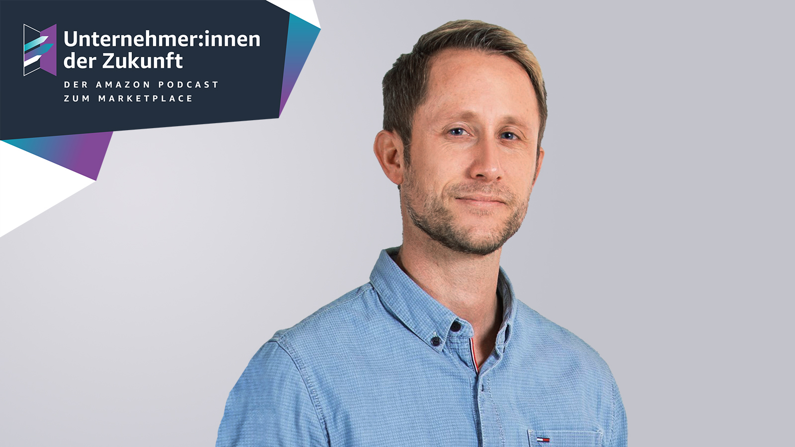 Podcastgast Martin Suhrer von Rebel Sports mit dem Unternehmer:innen der Zukunft-Logo